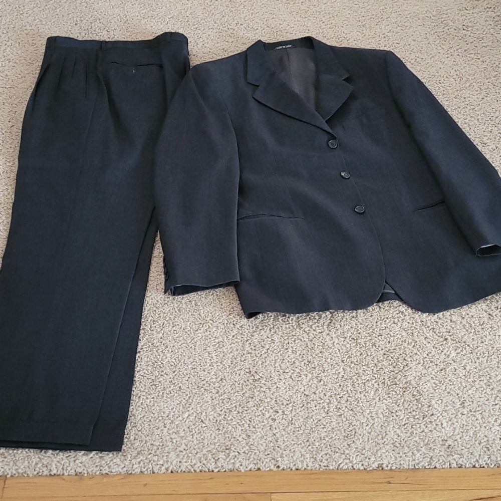 Italian made Trabaldo Togna men's grey suit, size 44R